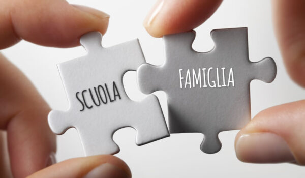 Immagine con scritta scuola famiglia